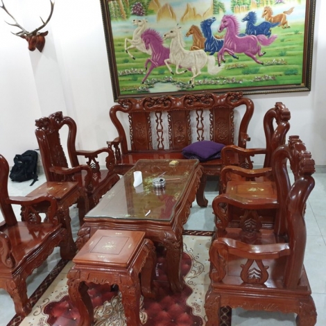 Thanh lý bàn ghế phòng khách 10 món gỗ gõ đỏ Việt Nam đang kêu gọi những ai đam mê nghệ thuật và truyền thống Việt để sở hữu món đồ nội thất đặc biệt này với giá cực kỳ hấp dẫn. Sản phẩm được làm từ gỗ gõ đỏ tuyệt đẹp, kết cấu chắc chắn và mang tính ứng dụng cao.